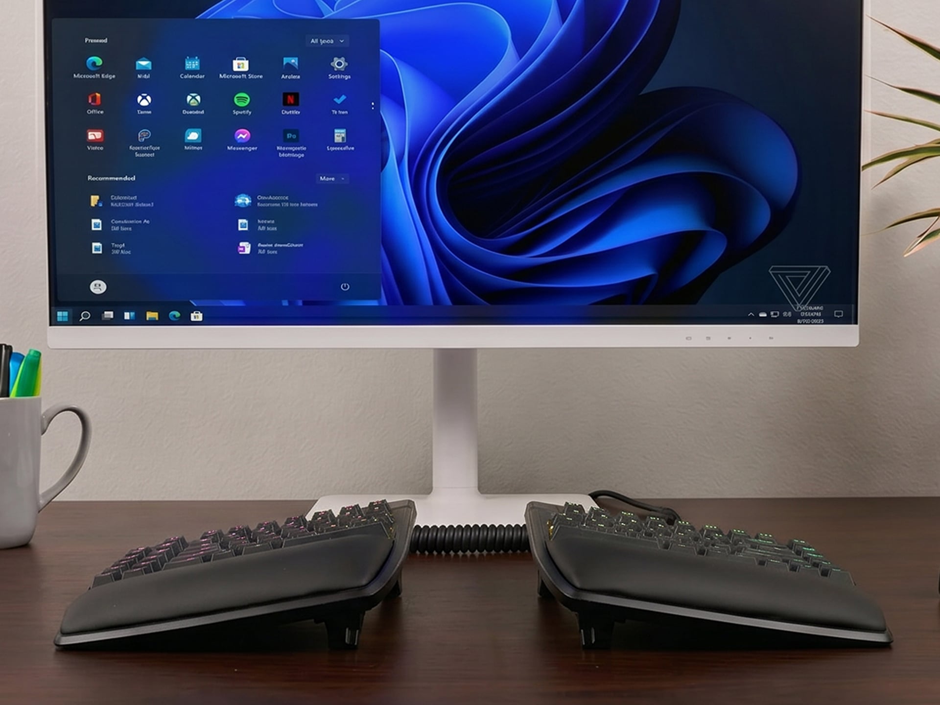 Kinesis Freestyle Edge medium tenting with hands, perspective view