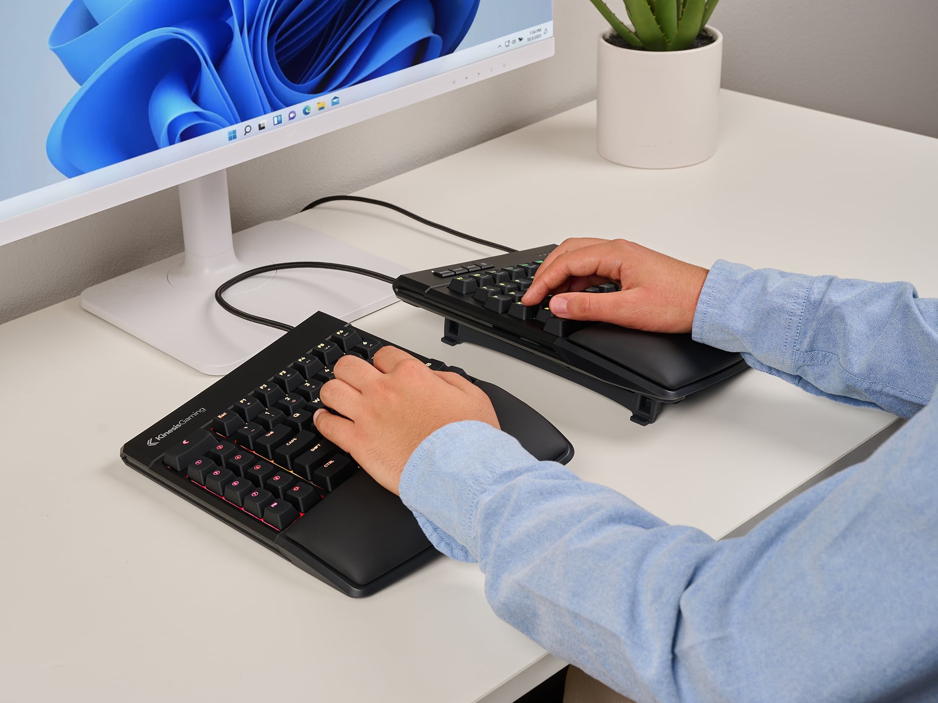 Kinesis Freestyle Edge medium tenting with hands, perspective view